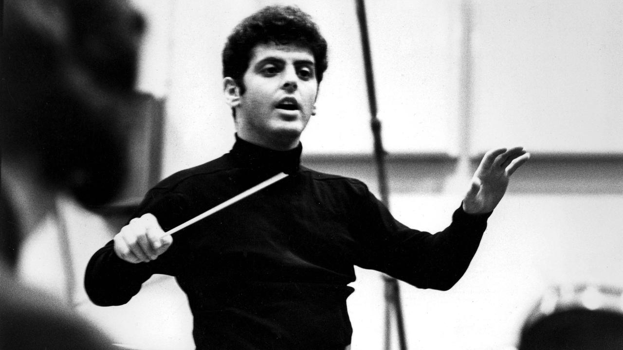 Der argentinisch-israelisch-spanisch-palästinensische Pianist und Dirigent Daniel Barenboim auf einer Aufnahme aus den 1960er Jahren Der argentinisch-israelisch-spanisch-palästinensische Pianist und Dirigent Daniel Barenboim auf einer Aufnahme aus den 1960er Jahren