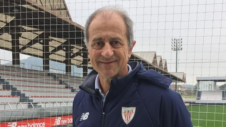 José María Amorrortu steht in Trainingskleidung neben einem Fußballplatz. José María Amorrortu steht in Trainingskleidung neben einem Fußballplatz.