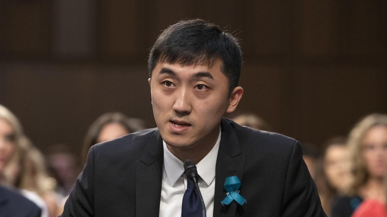 Han Xiao spricht bei einer Anhörung im US-amerikanischen Senat Han Xiao spricht bei einer Anhörung im US-amerikanischen Senat