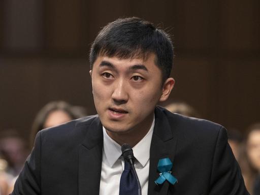 Han Xiao spricht bei einer Anhörung im US-amerikanischen Senat