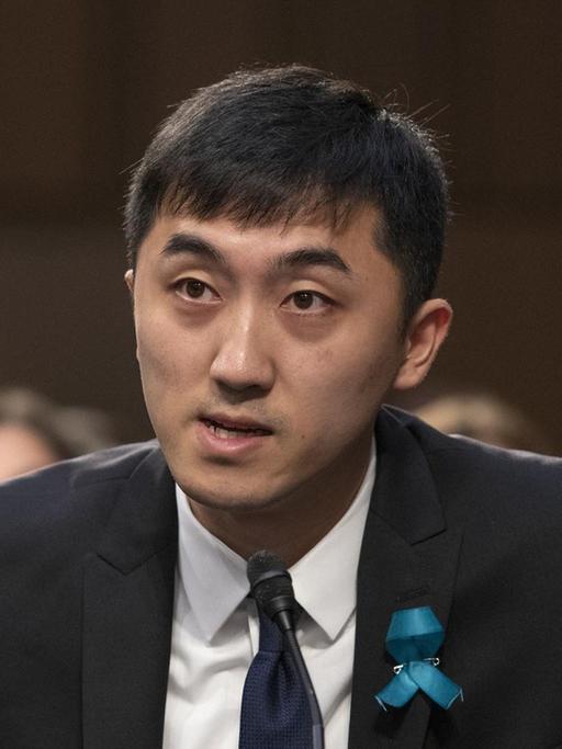 Han Xiao spricht bei einer Anhörung im US-amerikanischen Senat