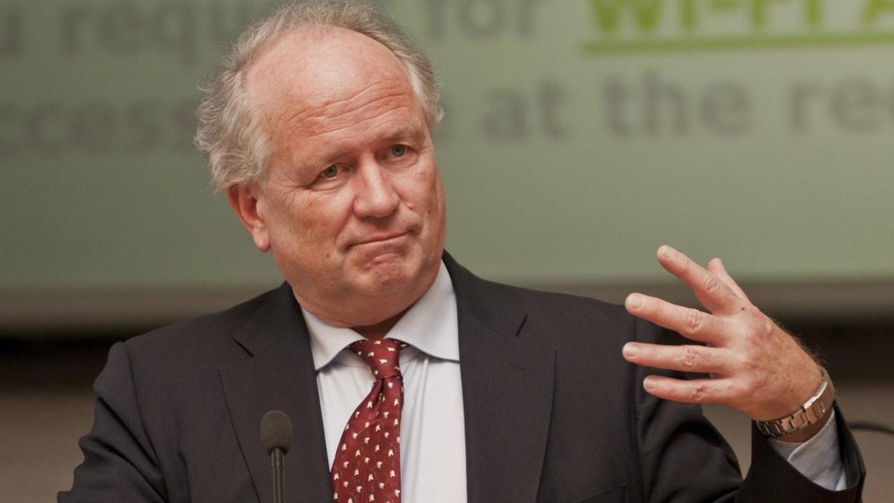 Der Wirtschaftswissenschaftler Prof. Dr. Heiner Flassbeck im Auditorium Maximum der Hochschule für Technik und Wirtschaft Berlin in Berlin-Karlshorst. Der Wirtschaftswissenschaftler Prof. Dr. Heiner Flassbeck im Auditorium Maximum der Hochschule für Technik und Wirtschaft Berlin in Berlin-Karlshorst.