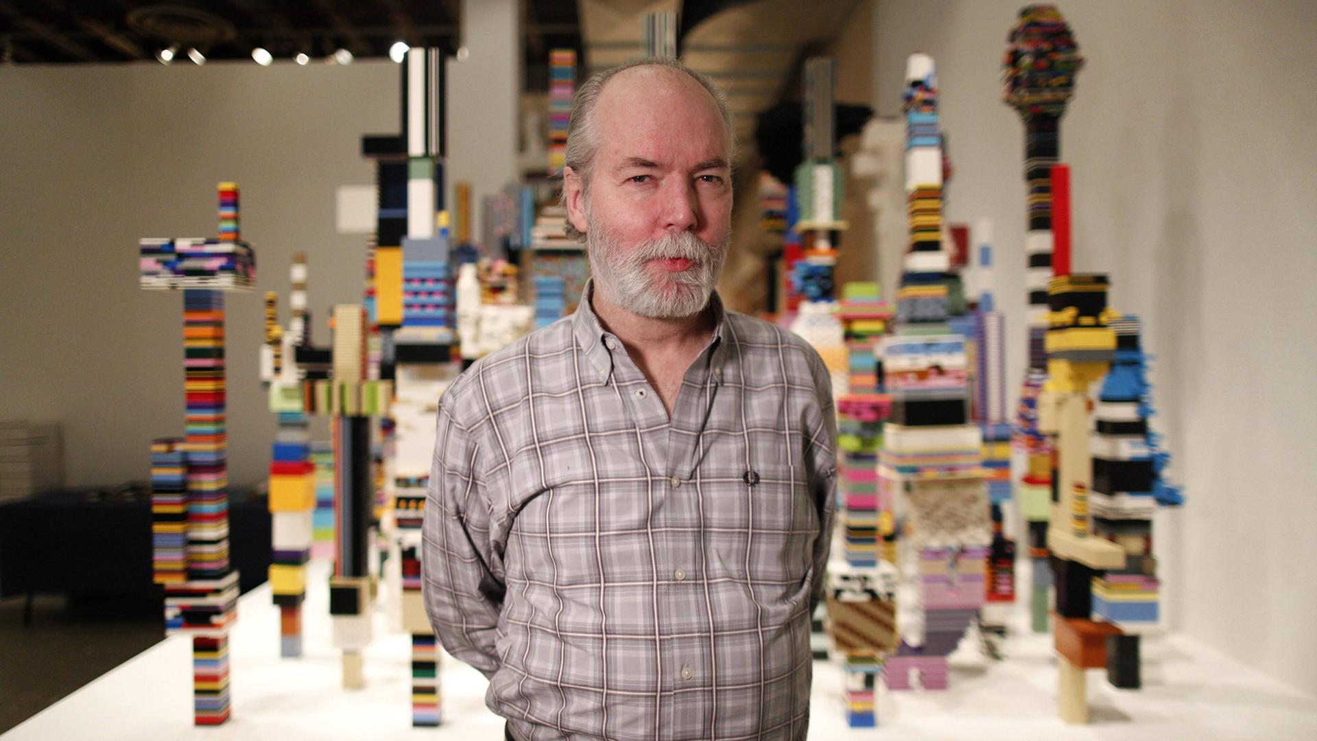 Der Schriftsteller und Künstler Douglas Coupland vor einem seiner Werke im Museum MOCA in Toronto.