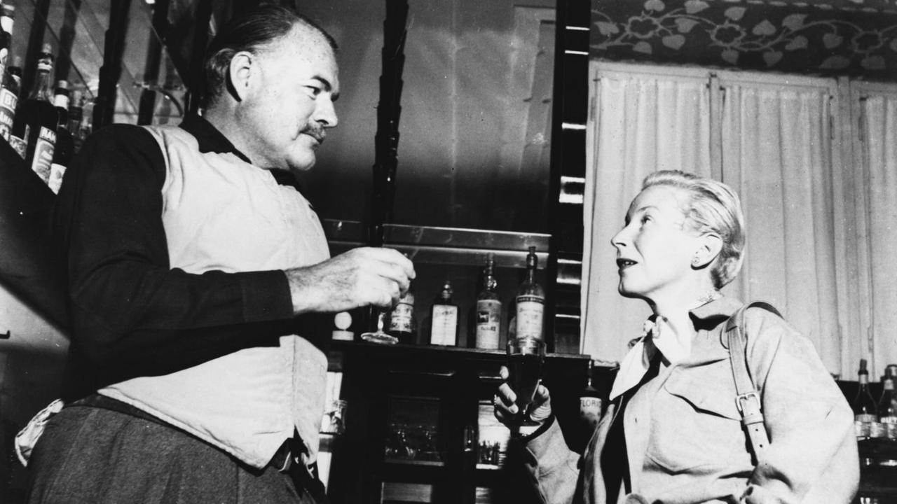 Hemingway in Cortina d’Ampezzo (Dolomiten): Mit seiner 4. Ehefrau Mary, geb. Welsh, an der Bar. Hemingway in Cortina d’Ampezzo (Dolomiten): Mit seiner 4. Ehefrau Mary, geb. Welsh, an der Bar.