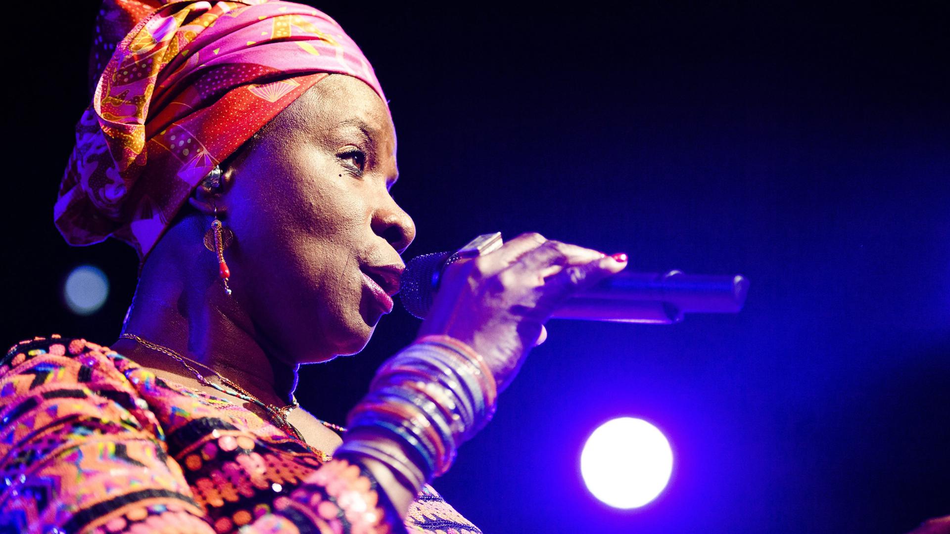 Die in Benin geborene Sängerin/ Songwriterin Angelique Kidjo auf dem 50th Montreux Jazz Festival, Schweiz, 2016 Die in Benin geborene Sängerin/ Songwriterin Angelique Kidjo auf dem 50th Montreux Jazz Festival, Schweiz, 2016
