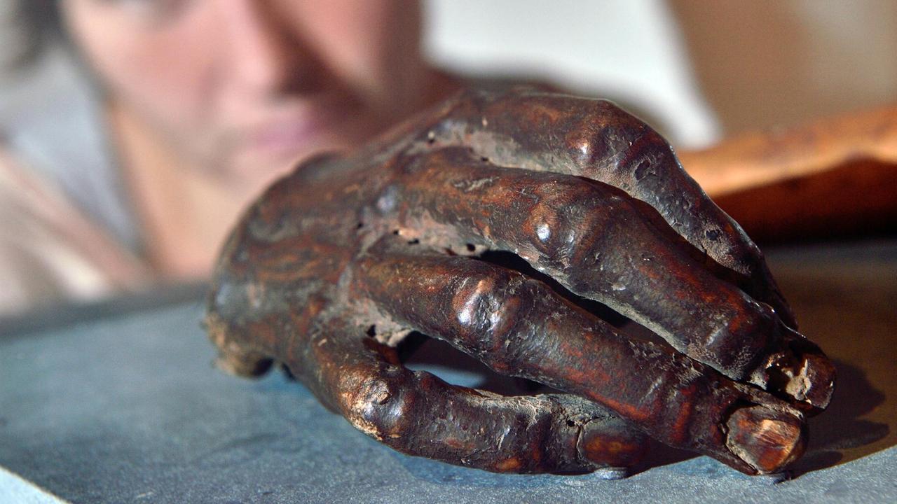 Eine Frau betrachtet am 06.08.2015 im Dom zu Merseburg (Sachsen-Anhalt) die mumifizierte Hand Rudolfs von Rheinfelden, die er 1080 in der Folge der Schlacht gegen die Truppen Heinrichs IV. verloren haben soll. Die Sonderausstellung widmet sich ab 10. August unter der Überschrift "1000 Jahre Kaiserdom Merseburg" der bedeutenden Kathedrale. Eine Frau betrachtet am 06.08.2015 im Dom zu Merseburg (Sachsen-Anhalt) die mumifizierte Hand Rudolfs von Rheinfelden, die er 1080 in der Folge der Schlacht gegen die Truppen Heinrichs IV. verloren haben soll. Die Sonderausstellung widmet sich ab 10. August unter der Überschrift "1000 Jahre Kaiserdom Merseburg" der bedeutenden Kathedrale.