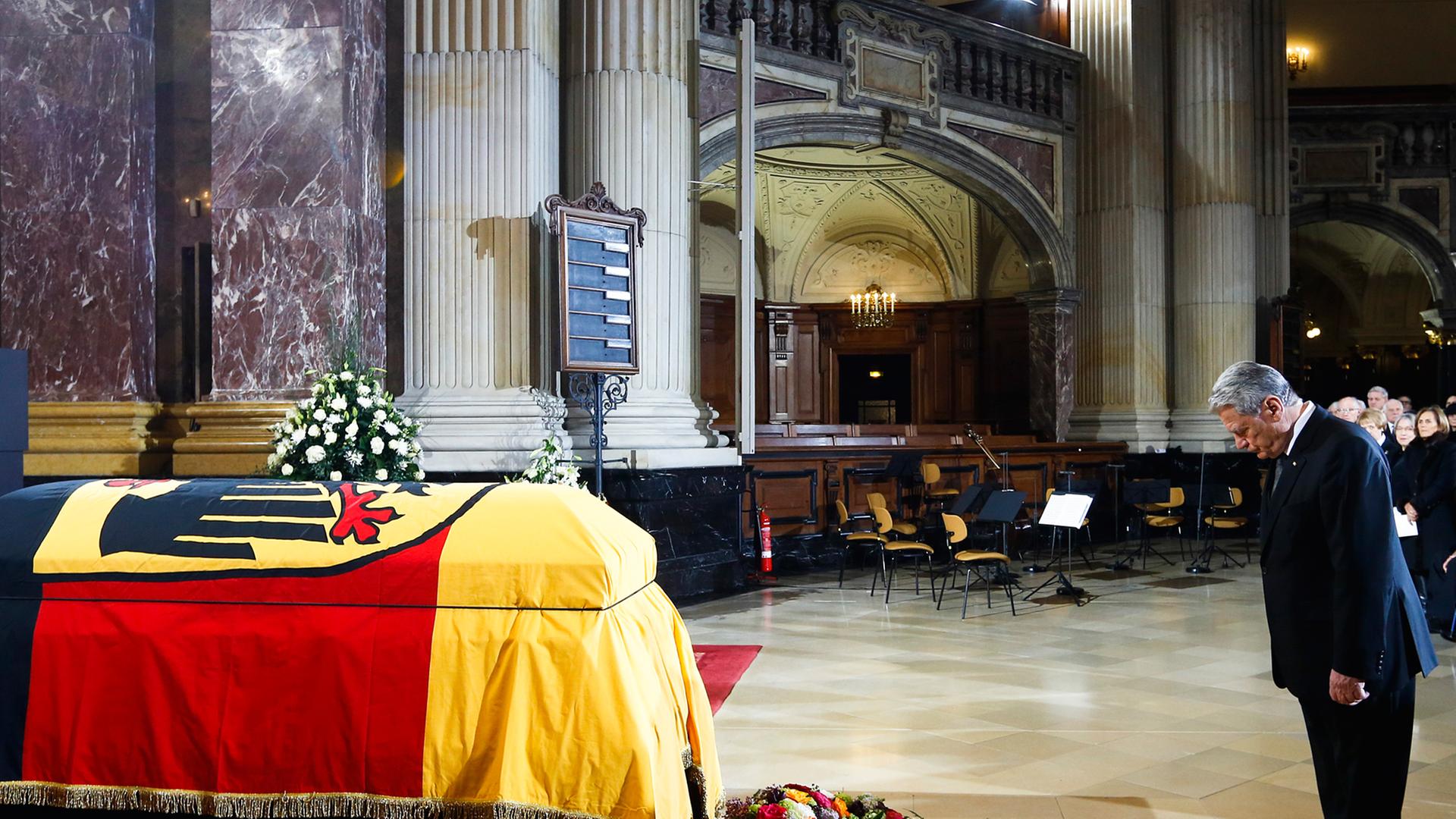 Bundespräsident Joachim Gauck verneigt sich vor dem Sarg mit dem Leichnam des ehemaligen Bundespräsidenten Richard von Weizsäcker im Berliner Dom. Bundespräsident Joachim Gauck verneigt sich vor dem Sarg mit dem Leichnam des ehemaligen Bundespräsidenten Richard von Weizsäcker im Berliner Dom.