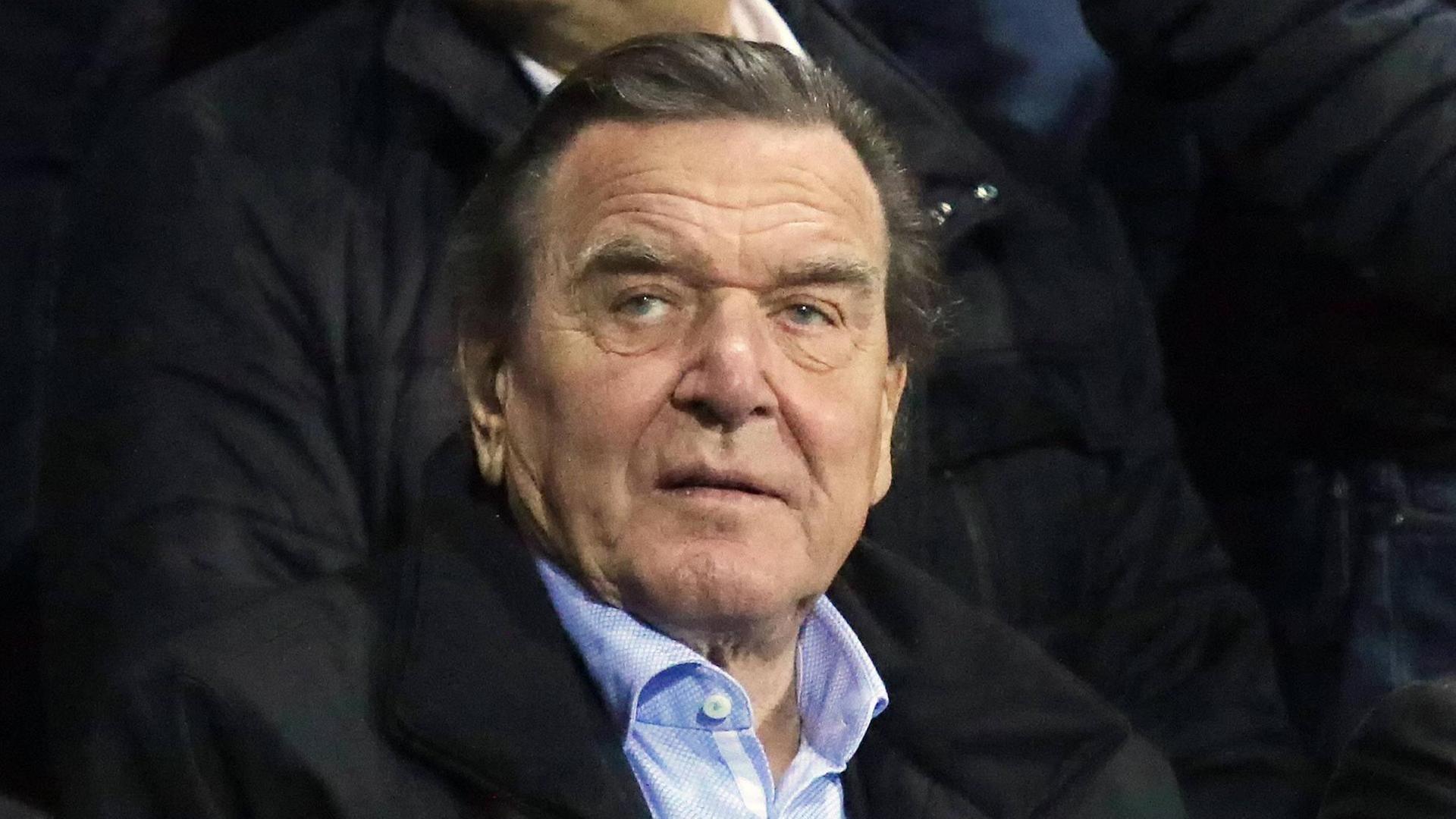 Altkanzler Gerhard Schröder blickt nachdenklich