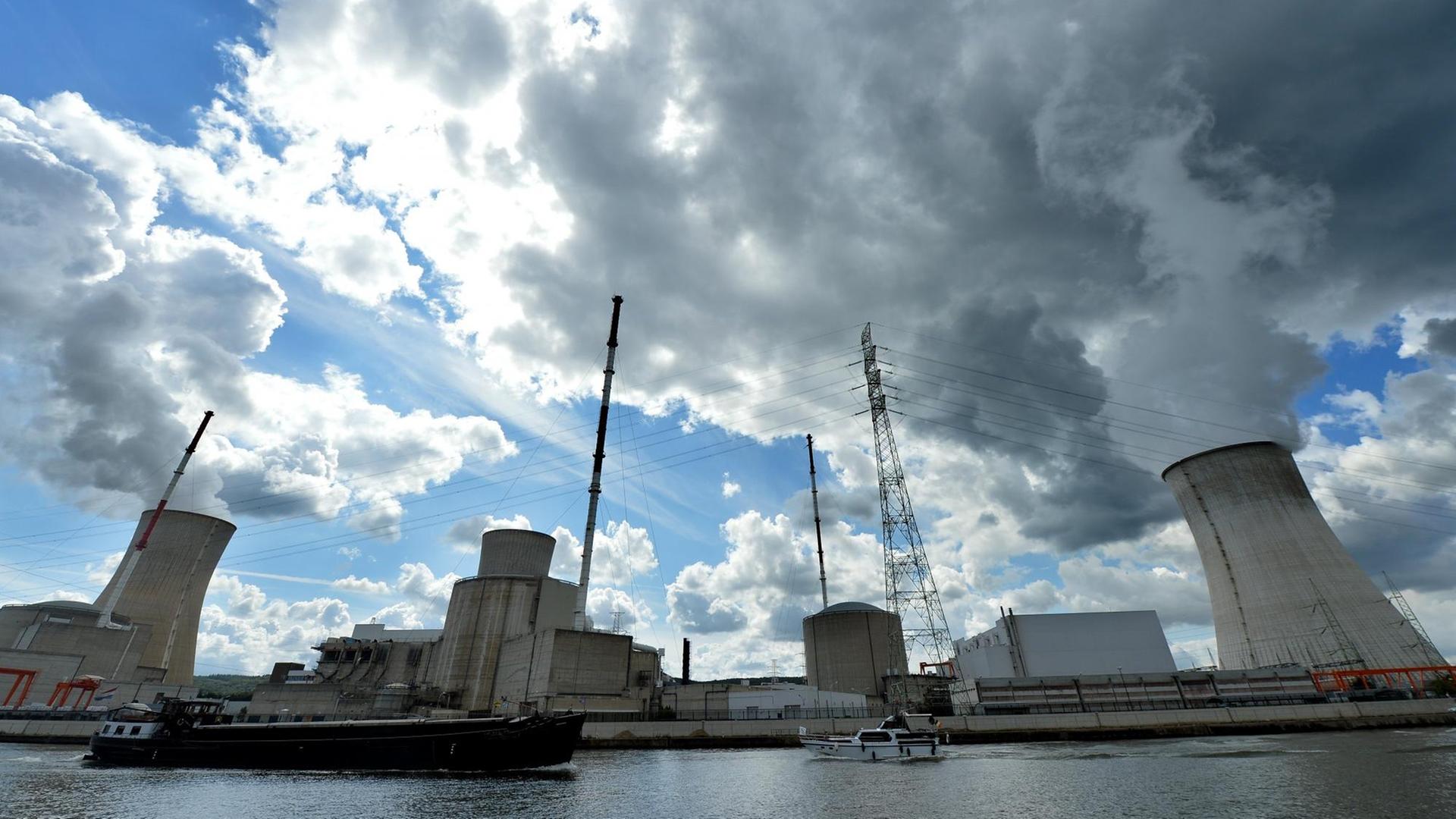 Man sieht das Atomkraftwerk von der Maas aus vor blauem Himmel mit Wolken.