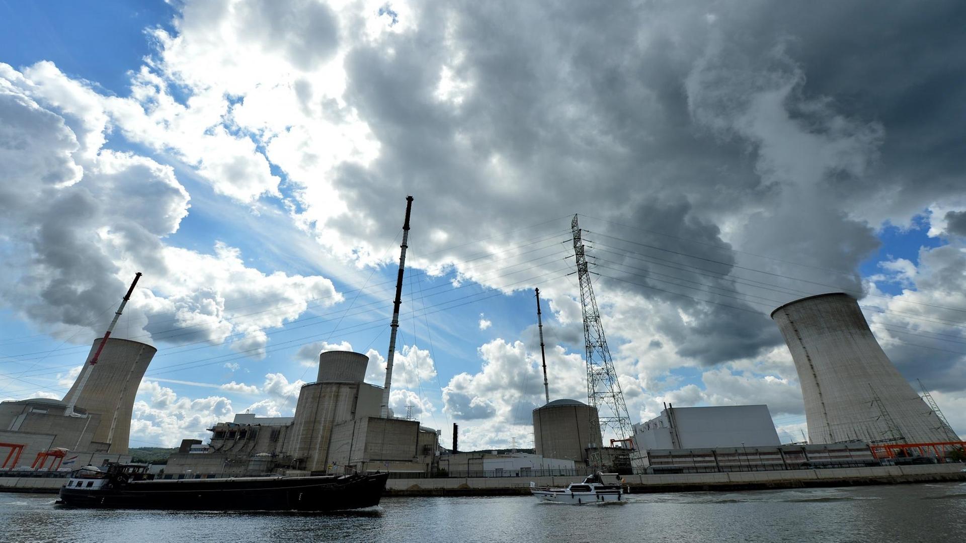 Man sieht das Atomkraftwerk von der Maas aus vor blauem Himmel mit Wolken. Man sieht das Atomkraftwerk von der Maas aus vor blauem Himmel mit Wolken.