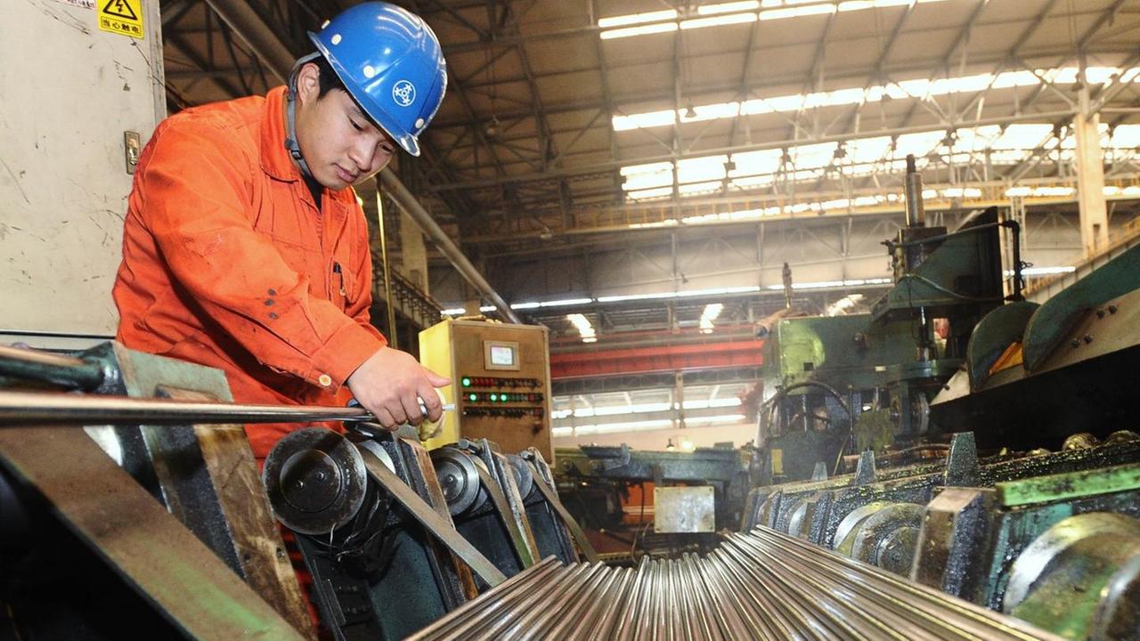 Stahlarbeiter im chinesischen Dalian Stahlarbeiter im chinesischen Dalian