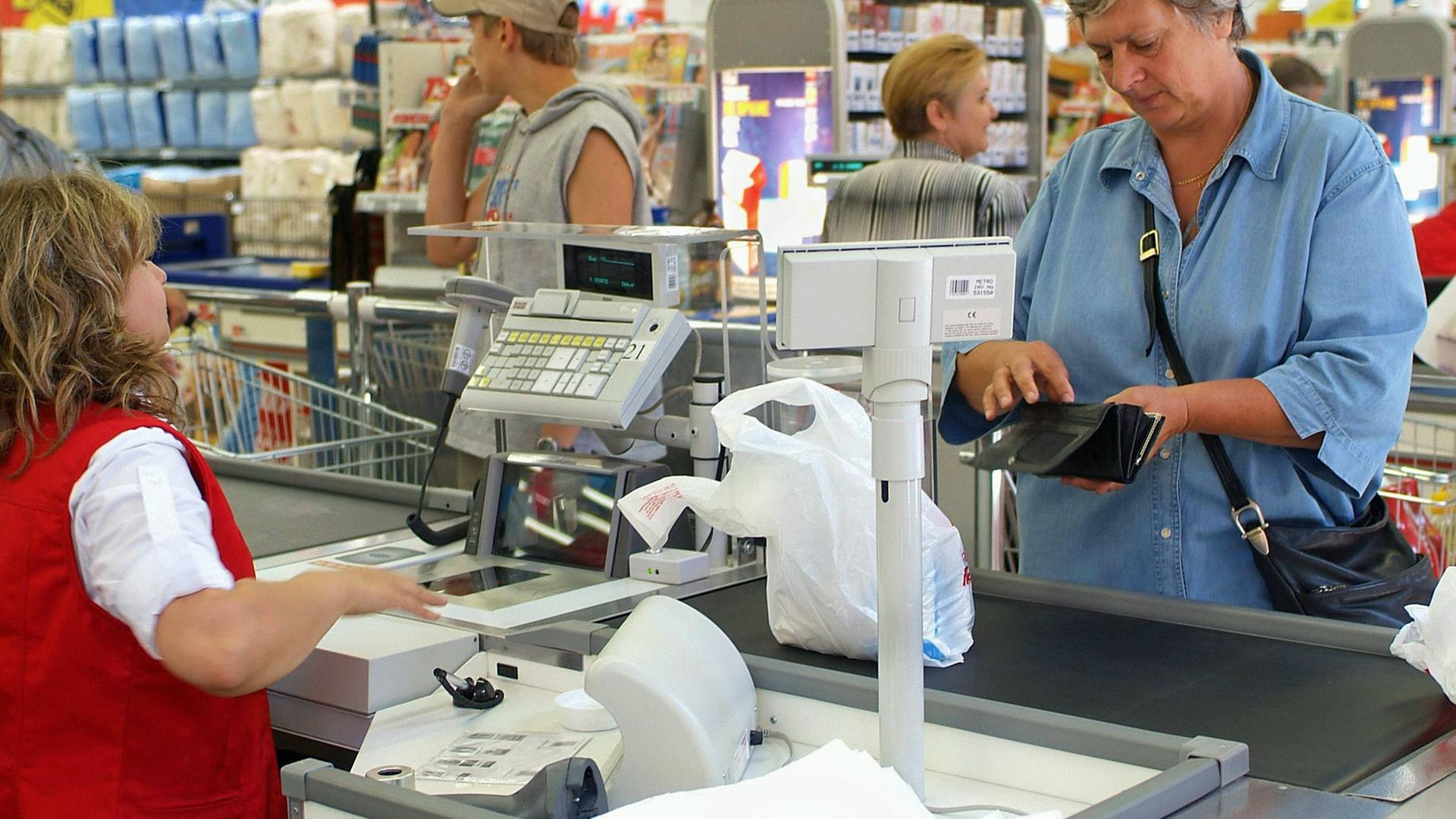 Supermarktkasse: Statt gleicher Bezahlung bekam eine Leiharbeiterin die Kündigung.