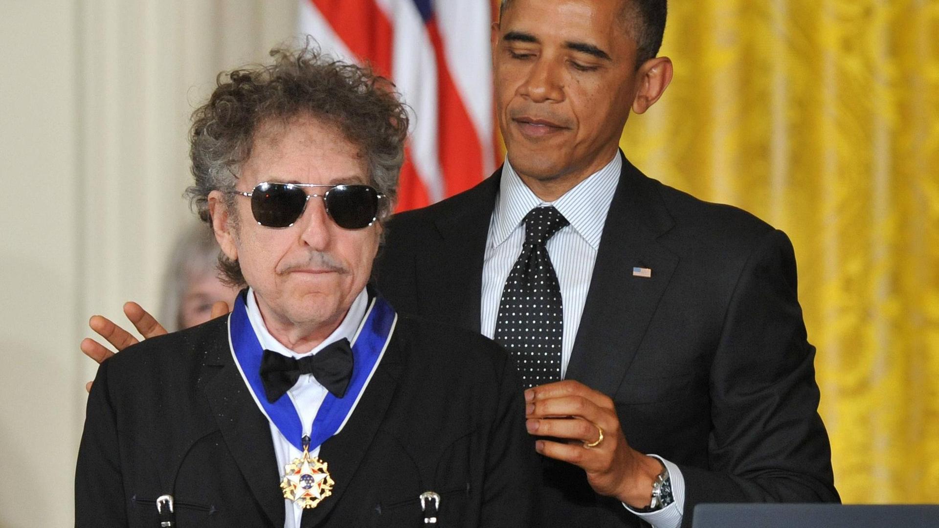 US-Präsident Obama zeichnet Bob Dylan mit der Freiheitsmedaille aus US-Präsident Obama zeichnet Bob Dylan mit der Freiheitsmedaille aus
