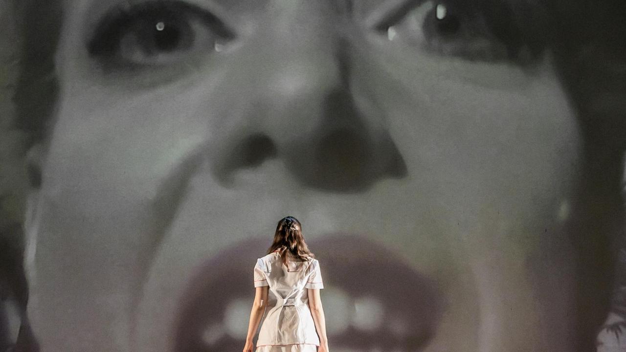 Sara-Maria Saalmann in einer Szene aus der Oper "Elizabetta" von Gabriel Prokofjew im Theater Regensburg. Sara-Maria Saalmann in einer Szene aus der Oper "Elizabetta" von Gabriel Prokofjew im Theater Regensburg.