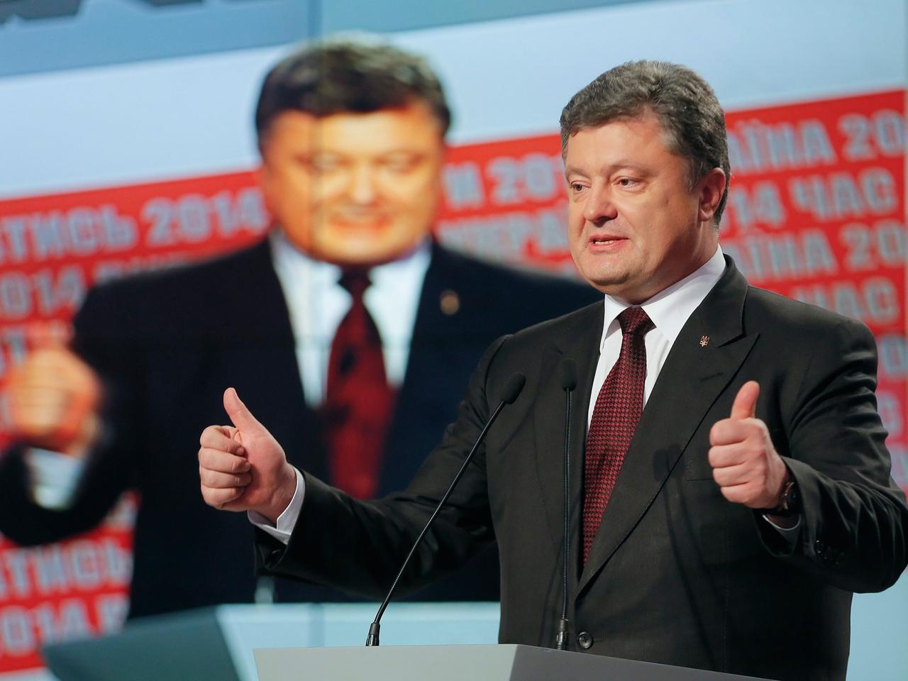 Der ukrainische Präsident Petro Poroschenko feiert nach der Parlamentswahl den Sieg der pro-westlichen Parteien. Der ukrainische Präsident Petro Poroschenko feiert nach der Parlamentswahl den Sieg der pro-westlichen Parteien.