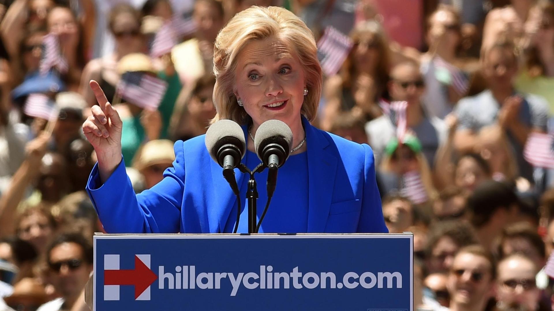 Die US-Präsidentschaftskandidatin Hillary Clinton während ihrer ersten großen Wahlkampfrede auf Roosevelt Island in New York Die US-Präsidentschaftskandidatin Hillary Clinton während ihrer ersten großen Wahlkampfrede auf Roosevelt Island in New York