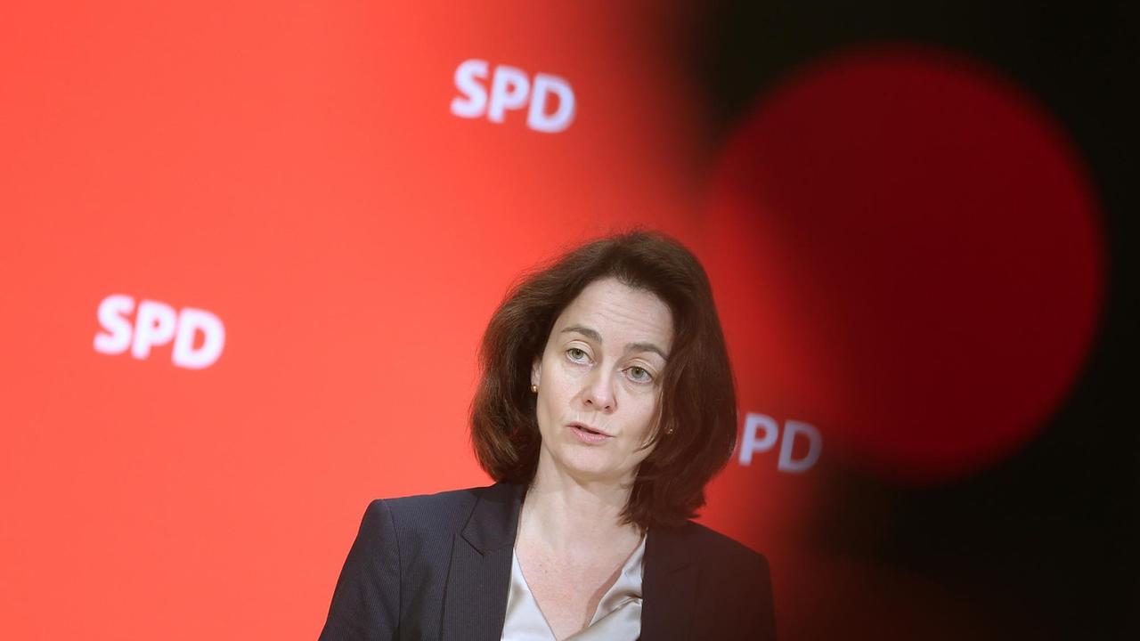 Die SPD-Generalsekretärin Katarina Barley beantwortet am 01.02.2016 im Willy-Brandt-Haus in Berlin Fragen von Journalisten.