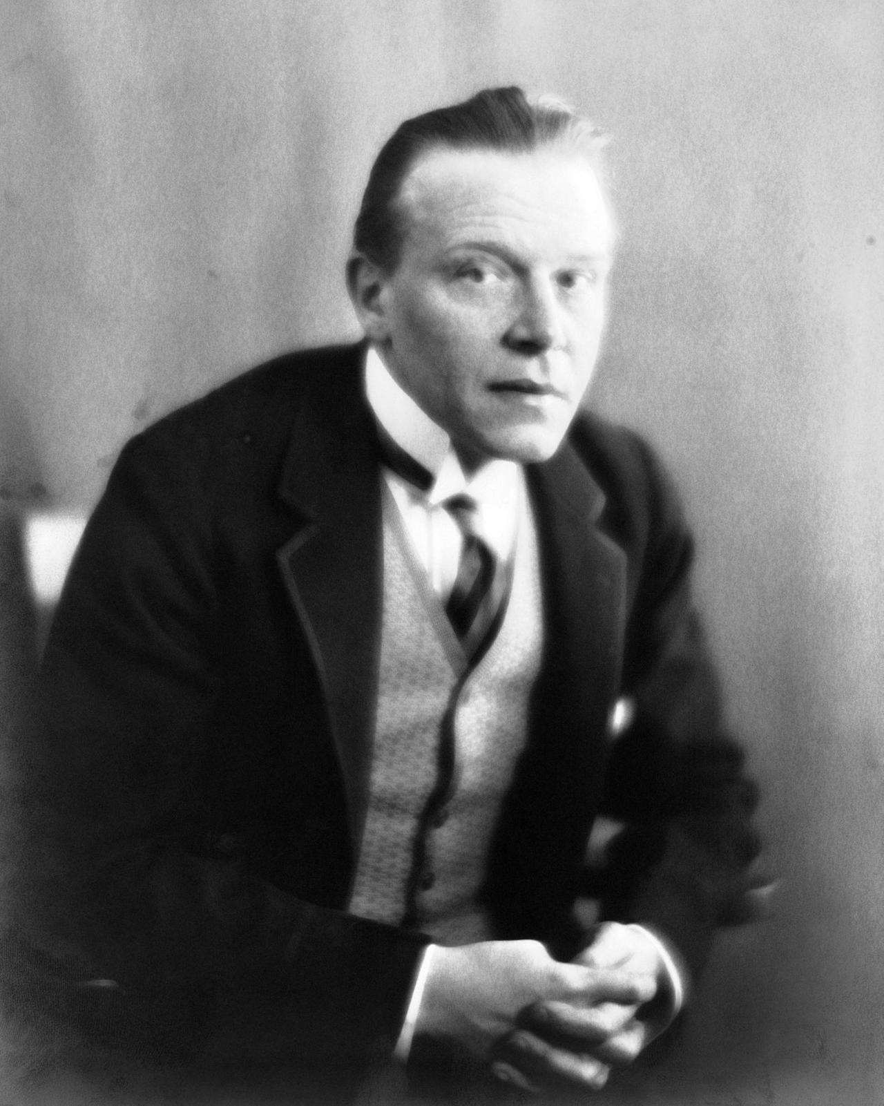 Autor Hanns Heinz Ewers auf einer Fotografie von 1917, die in New York entstanden ist. Autor Hanns Heinz Ewers auf einer Fotografie von 1917, die in New York entstanden ist.