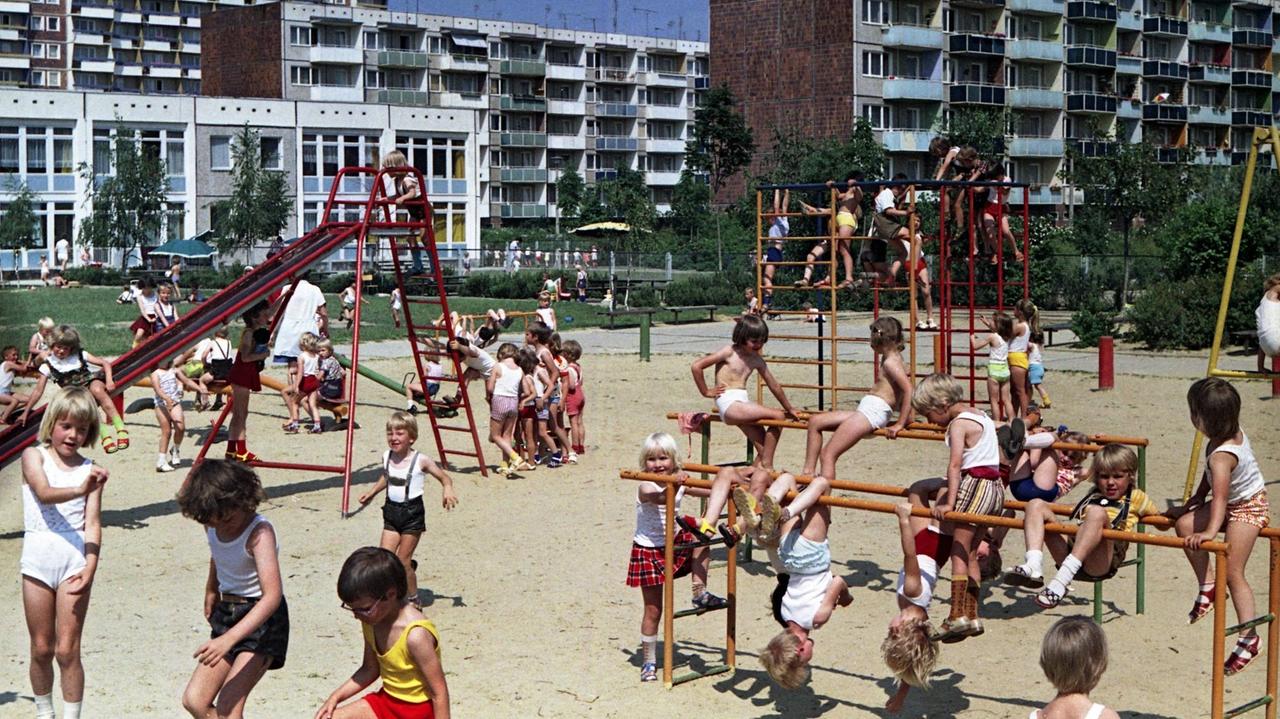 Kindergartenkinder spielen auf einem Spielplatz der Kindertagesstaette Lütten-Klein in der Stockholmer Strasse. .