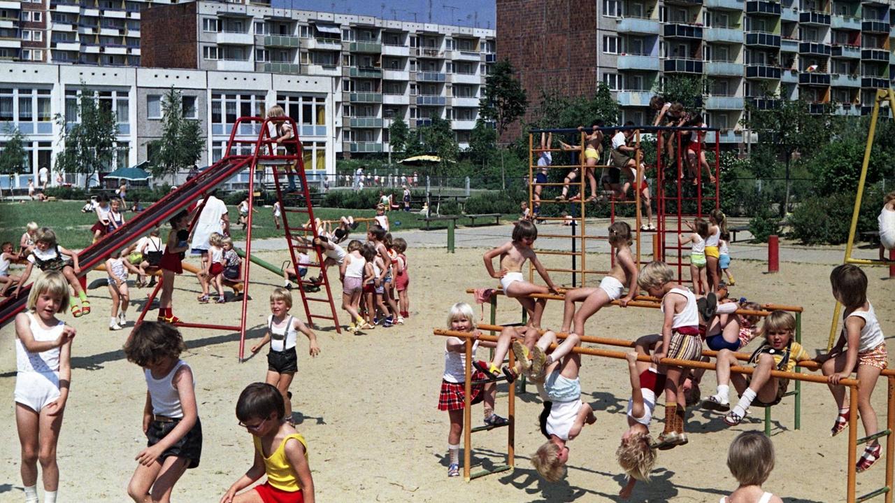 Kindergartenkinder spielen auf einem Spielplatz der Kindertagesstaette Lütten-Klein in der Stockholmer Strasse. . Kindergartenkinder spielen auf einem Spielplatz der Kindertagesstaette Lütten-Klein in der Stockholmer Strasse. .