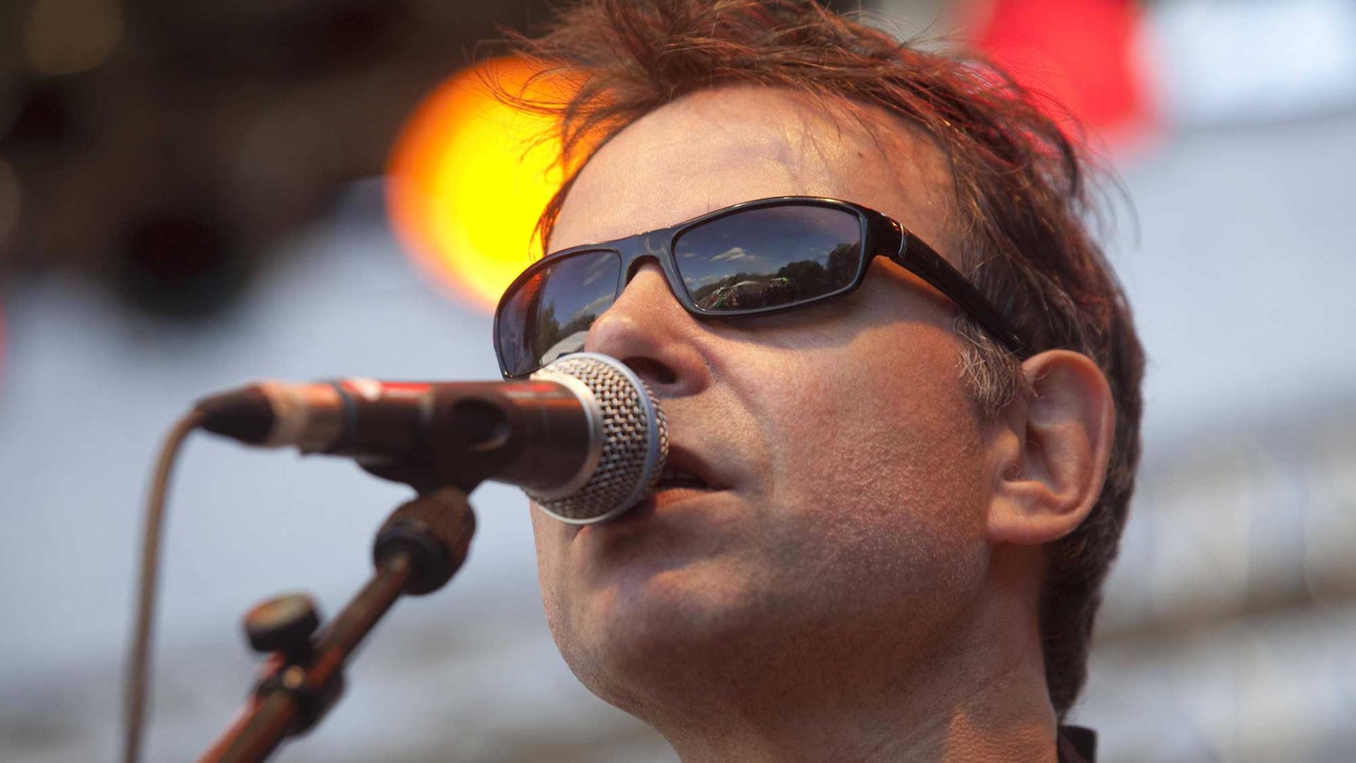 Sänger Tillmann Rossmy während eines Konzertes auf dem Immergut Festival in Neustrelitz. Sänger Tillmann Rossmy während eines Konzertes auf dem Immergut Festival in Neustrelitz.
