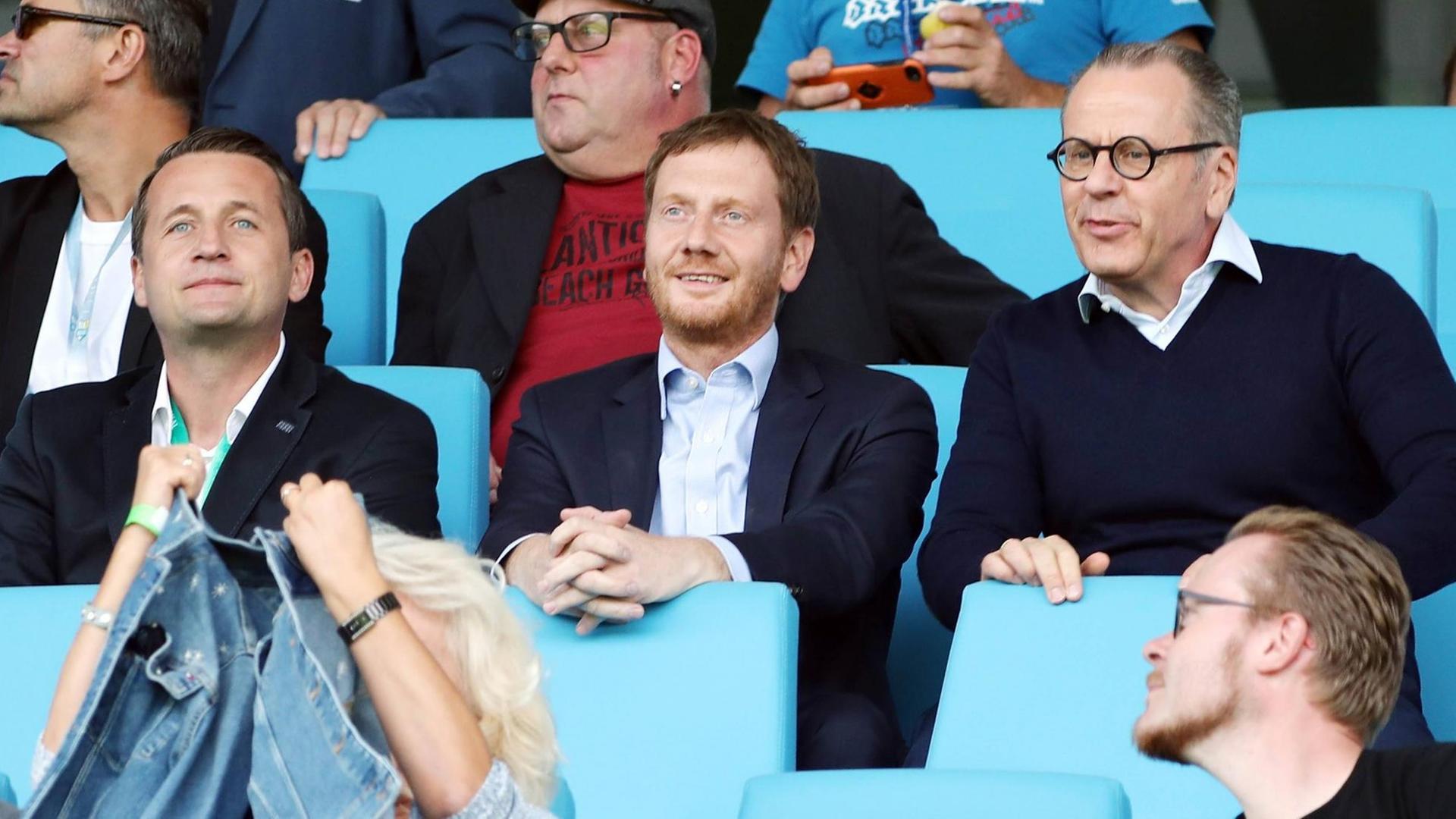 Chemnitz - BerlinerAK / Fussball Regionalliga Chemnitz, 15.09.2018, Stadion Chemnitz, Fussball, Regionalliga, 8. Spieltag , Chemnitzer FC vs. Berliner AK 07 , Im Bild v.l.: Sportdirektor Thomas Sobotzik ( Chemnitzer FC), Sachsens Ministerpräsident Michael Kretschmer und Insolvenzverwalter Rechtsanwalt Klaus Siemon auf der Tribüne. , *** Chemnitz BerlinerAK Soccer Regionalliga Chemnitz 15 09 2018 Stadion Chemnitz Soccer Regional League 8 Gameday Chemnitzer FC vs. Berliner AK 07 In the Picture v l Sports Director Thomas Sobotzik Chemnitzer FC Sachsens Prime Minister Michael Kretschmer and insolvency administrator Attorney Klaus Siemon in the stands Chemnitz - BerlinerAK / Fussball Regionalliga Chemnitz, 15.09.2018, Stadion Chemnitz, Fussball, Regionalliga, 8. Spieltag , Chemnitzer FC vs. Berliner AK 07 , Im Bild v.l.: Sportdirektor Thomas Sobotzik ( Chemnitzer FC), Sachsens Ministerpräsident Michael Kretschmer und Insolvenzverwalter Rechtsanwalt Klaus Siemon auf der Tribüne. , *** Chemnitz BerlinerAK Soccer Regionalliga Chemnitz 15 09 2018 Stadion Chemnitz Soccer Regional League 8 Gameday Chemnitzer FC vs. Berliner AK 07 In the Picture v l Sports Director Thomas Sobotzik Chemnitzer FC Sachsens Prime Minister Michael Kretschmer and insolvency administrator Attorney Klaus Siemon in the stands