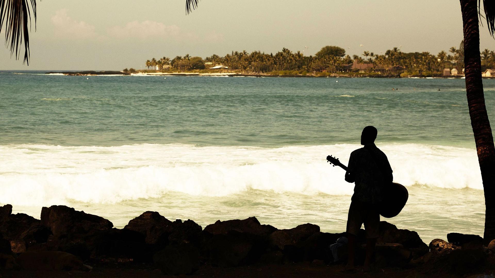 Ein Mann mit Gitarre auf Hawaii im Februar 2015 Ein Mann mit Gitarre auf Hawaii im Februar 2015