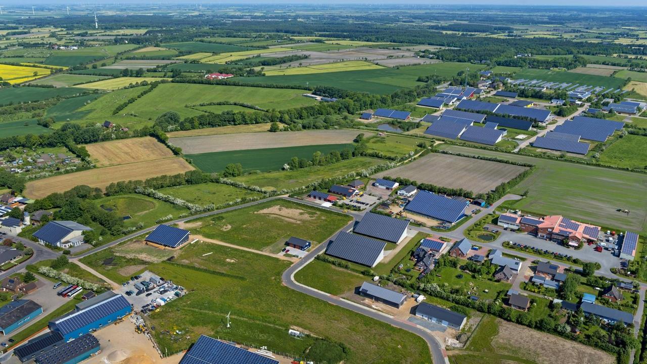 Luftaufnahme des Gewerbergebiets von Bredstedt in Nordfriesland. Luftaufnahme des Gewerbergebiets von Bredstedt in Nordfriesland.