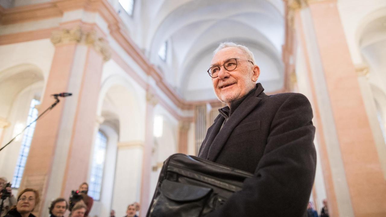 Der Künstler Gerhard Richter steht am 30.11.2017 in der Dominikanerkirche in Münster (Nordrhein-Westfalen). Der Künstler Gerhard Richter steht am 30.11.2017 in der Dominikanerkirche in Münster (Nordrhein-Westfalen).