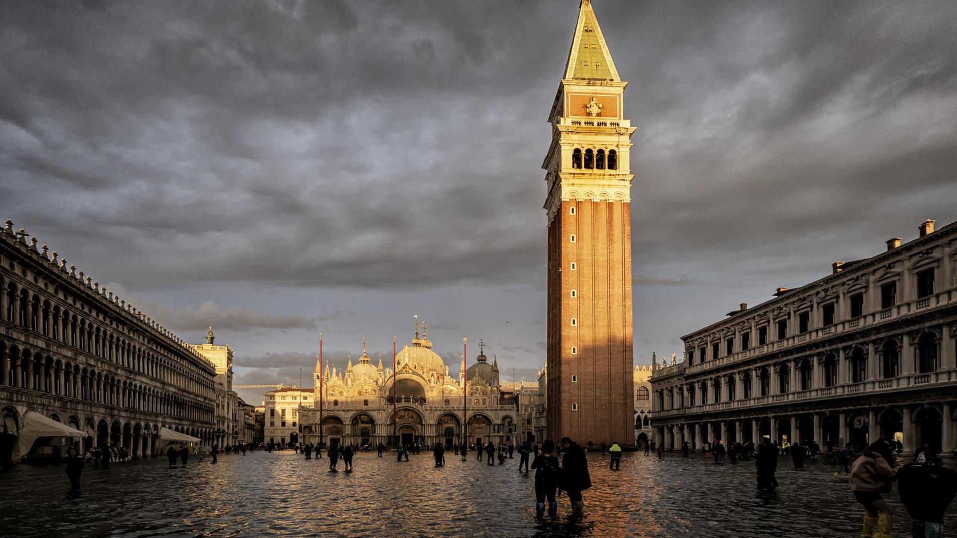 Das Foto zeigt den Markusplatz (Piazza San Marco) im Abendlicht als er während der außergewöhnlichen Flut am 17. November 2019 komplett unter Wasser stand. Das Foto zeigt den Markusplatz (Piazza San Marco) im Abendlicht als er während der außergewöhnlichen Flut am 17. November 2019 komplett unter Wasser stand.