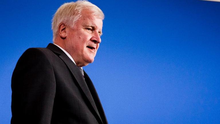 Horst Seehofer (CSU), Bundesminister für Inneres und Sport, bei einer Pressekonferenz. Horst Seehofer (CSU), Bundesminister für Inneres und Sport, bei einer Pressekonferenz.