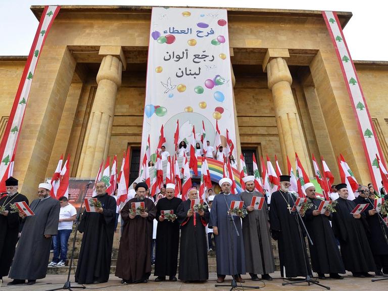 Christliche und muslimische Geistliche beten zum 40. Jahrestag des Ausbruchs des Bürgerkriegs im Libanon gemeinsam vor dem Nationalmuseum in Beirut.