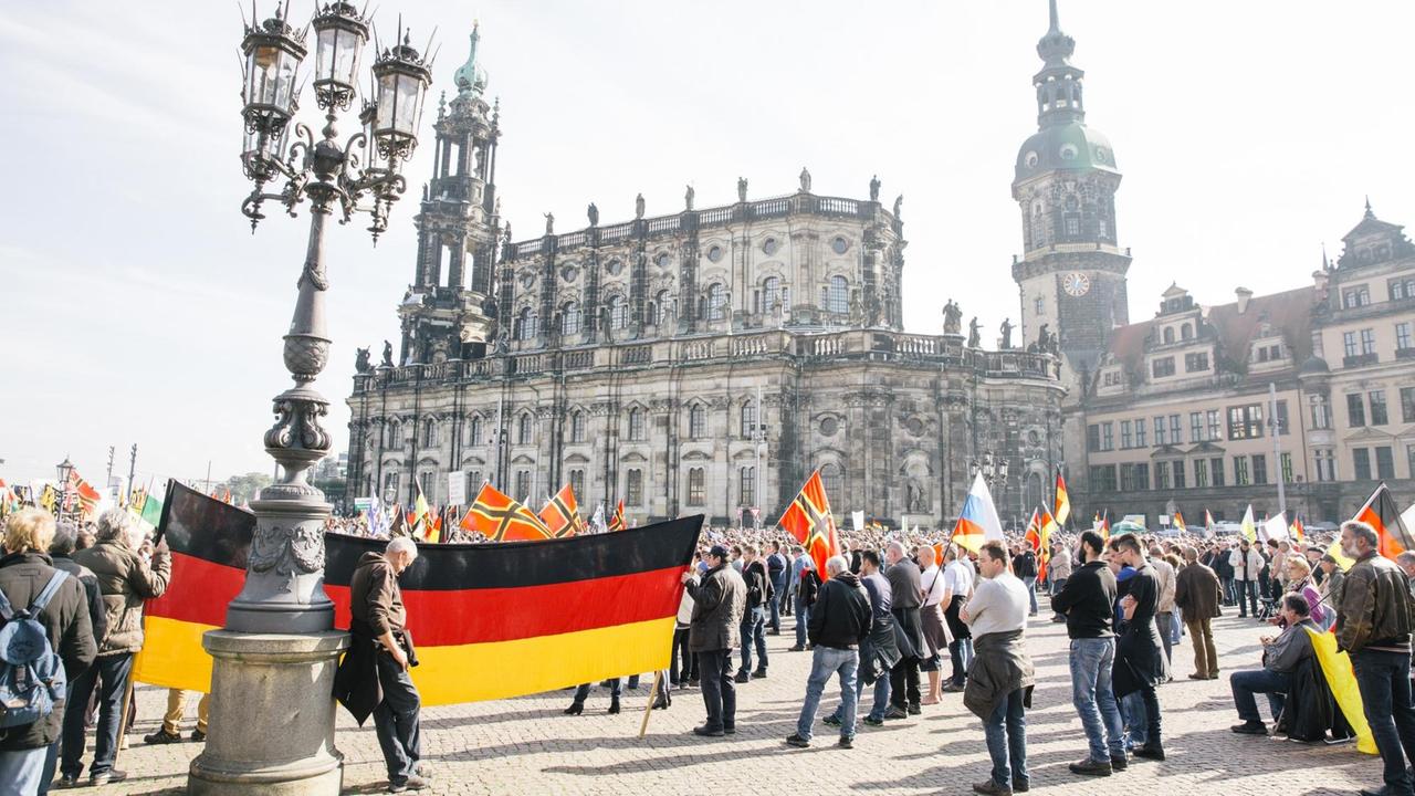 Mehrere tausend Pegida-Anhänger demonstrieren auf dem Theaterplatz in Dresden anlässlich des zweijährigen Bestehens der Bewegung