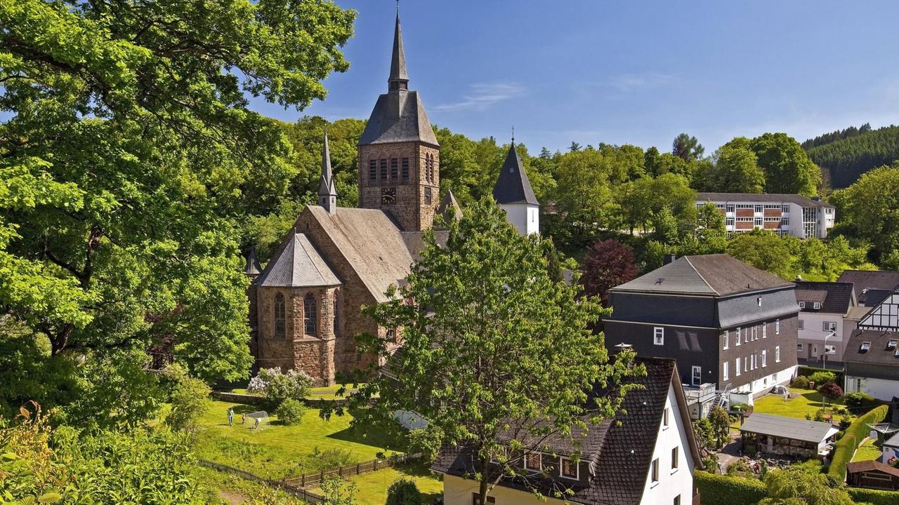 Kirchhundem im Sauerland mit der Kirche St. Peter und Paul Kirchhundem im Sauerland mit der Kirche St. Peter und Paul