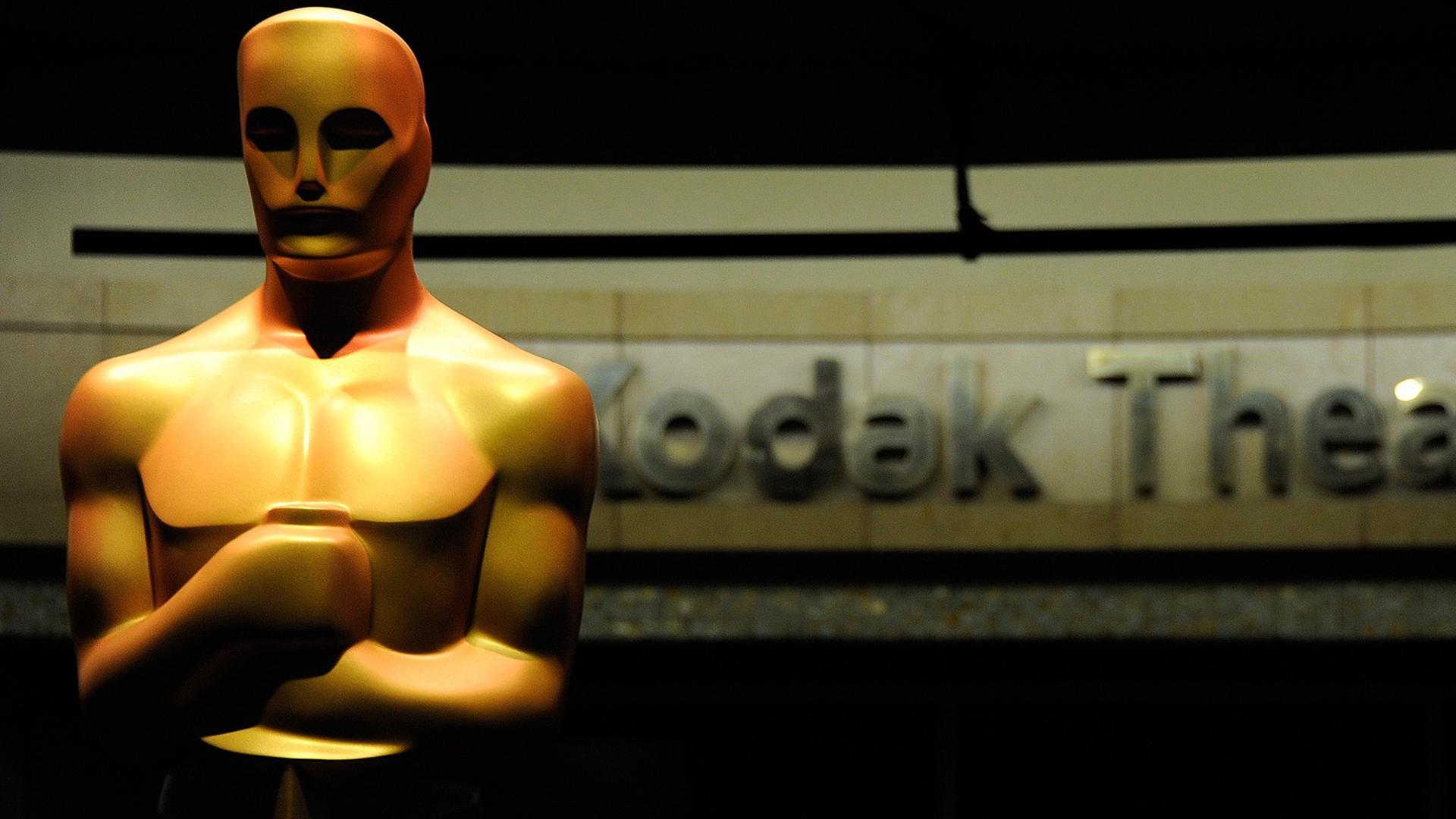 Eine Oscar-Statue steht vor dem Kodak Theatre in Hollywood. Eine Oscar-Statue steht vor dem Kodak Theatre in Hollywood.