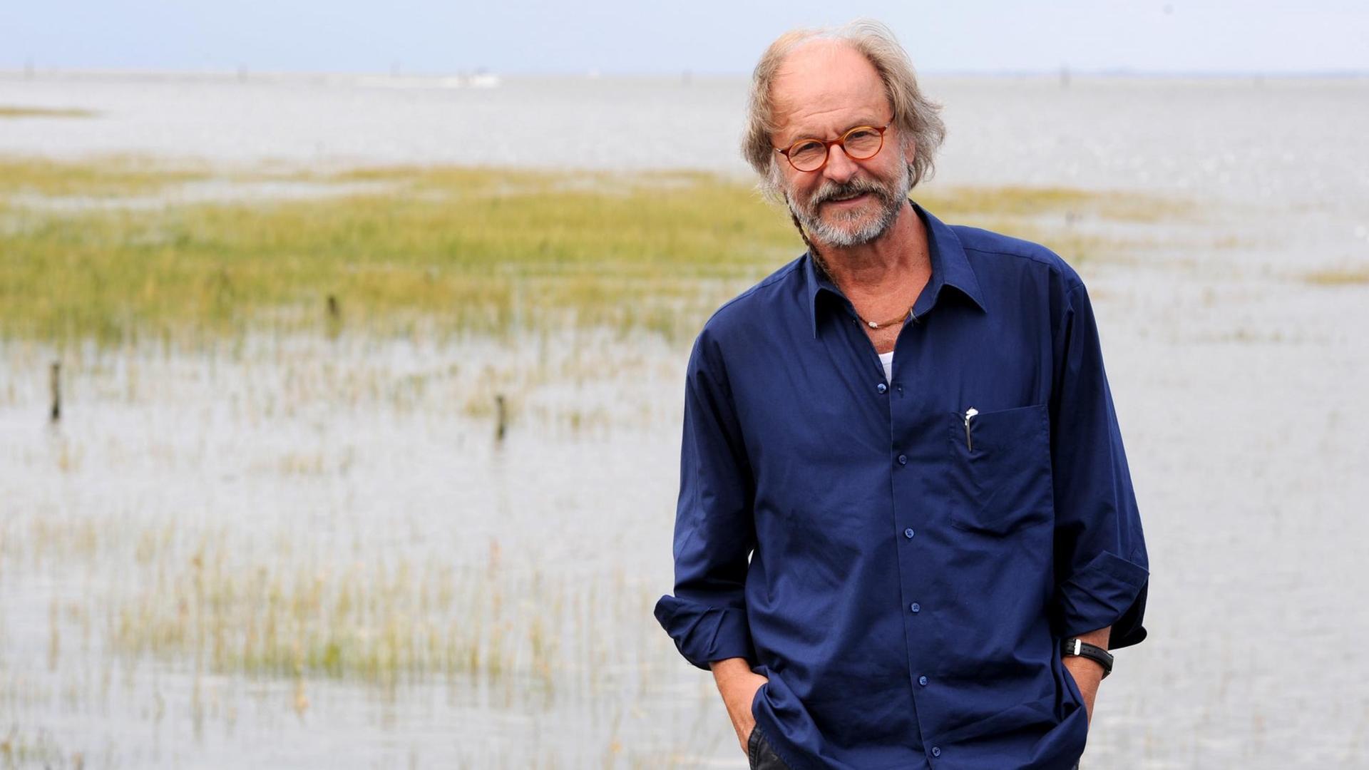 Das Bild zeigt Klaus-Peter Wolf an der ostfriesischen Nordseeküste. Das Bild zeigt Klaus-Peter Wolf an der ostfriesischen Nordseeküste.