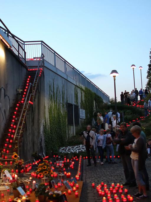 Betroffene und Angehörige erinnern in einer "Nacht der 1000 Lichter" in Duisburg an die Katastrophe bei der Loveparade 2010