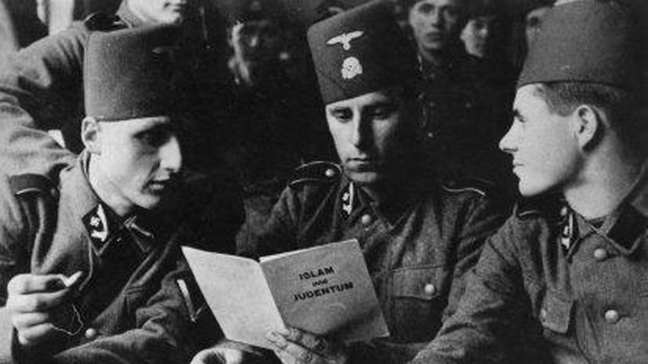 Muslimische Freiwillige der Waffen-SS lesen 1943 ein Heft namens 'Islam und Judentum'. 