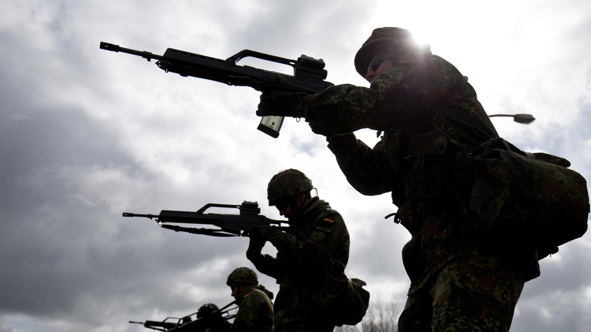 Soldaten der Bundeswehr üben im Spezialpionierbataillon 164 in Husum mit dem G36-Gewehr.