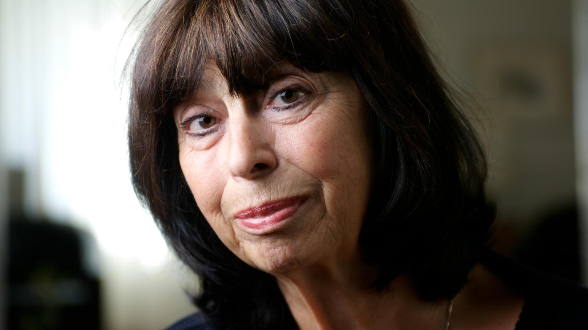 Margit Sprecher schaut freundlich in die Kamera. Margit Sprecher schaut freundlich in die Kamera.