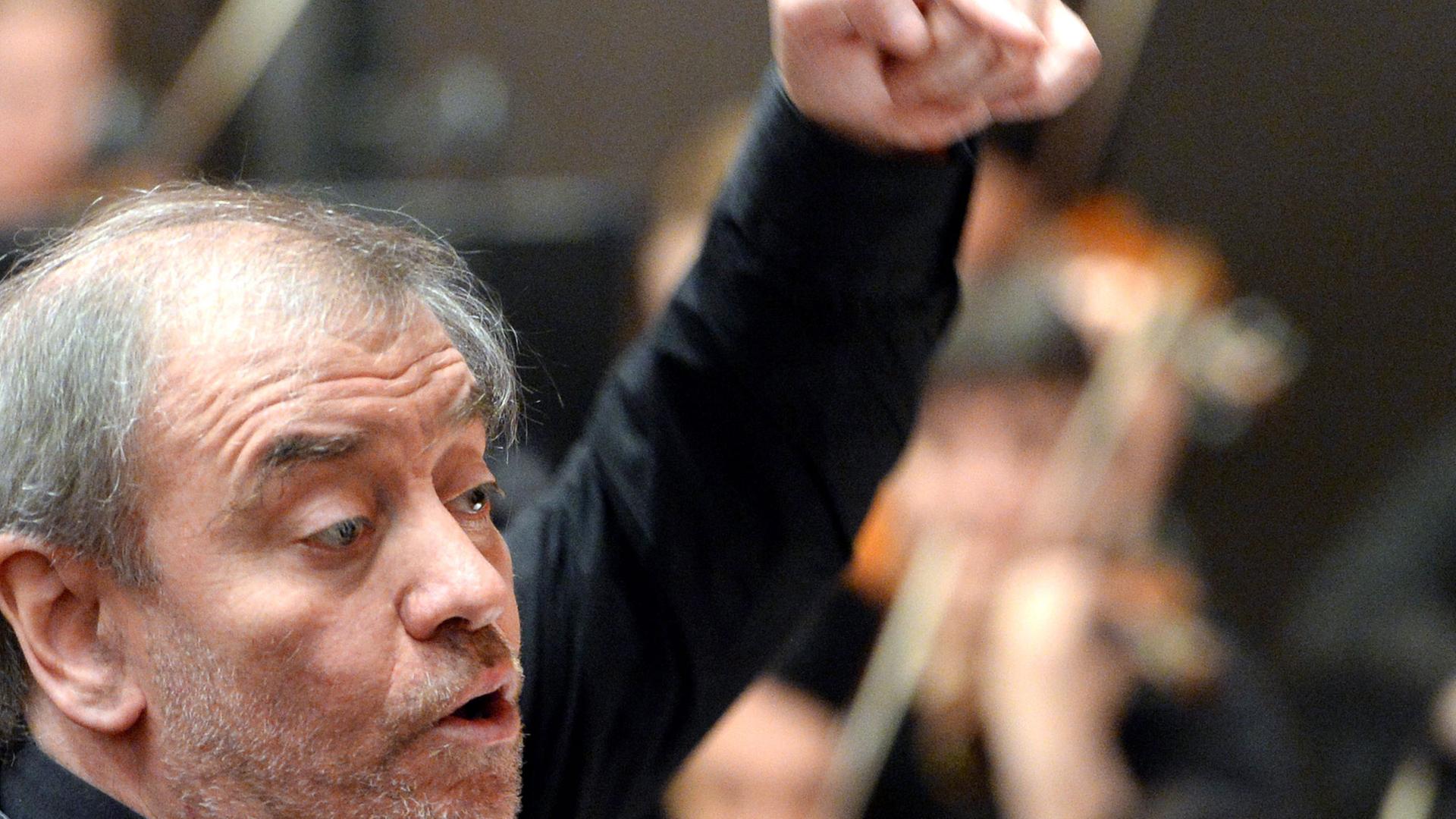 Der Intendant Waleri Gergijew dirigiert das Orchester des Mariinski-Theaters im russischen St. Petersburg. Der Intendant Waleri Gergijew dirigiert das Orchester des Mariinski-Theaters im russischen St. Petersburg.