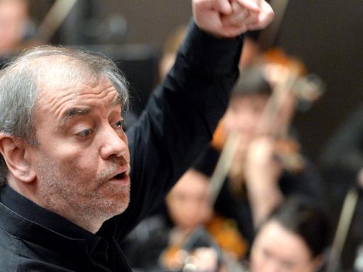 Der Intendant Waleri Gergijew dirigiert das Orchester des Mariinski-Theaters im russischen St. Petersburg.