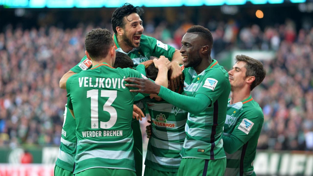 Bremer Spieler jubeln nach 2:0 gegen RB Leipzig. Bremer Spieler jubeln nach 2:0 gegen RB Leipzig.
