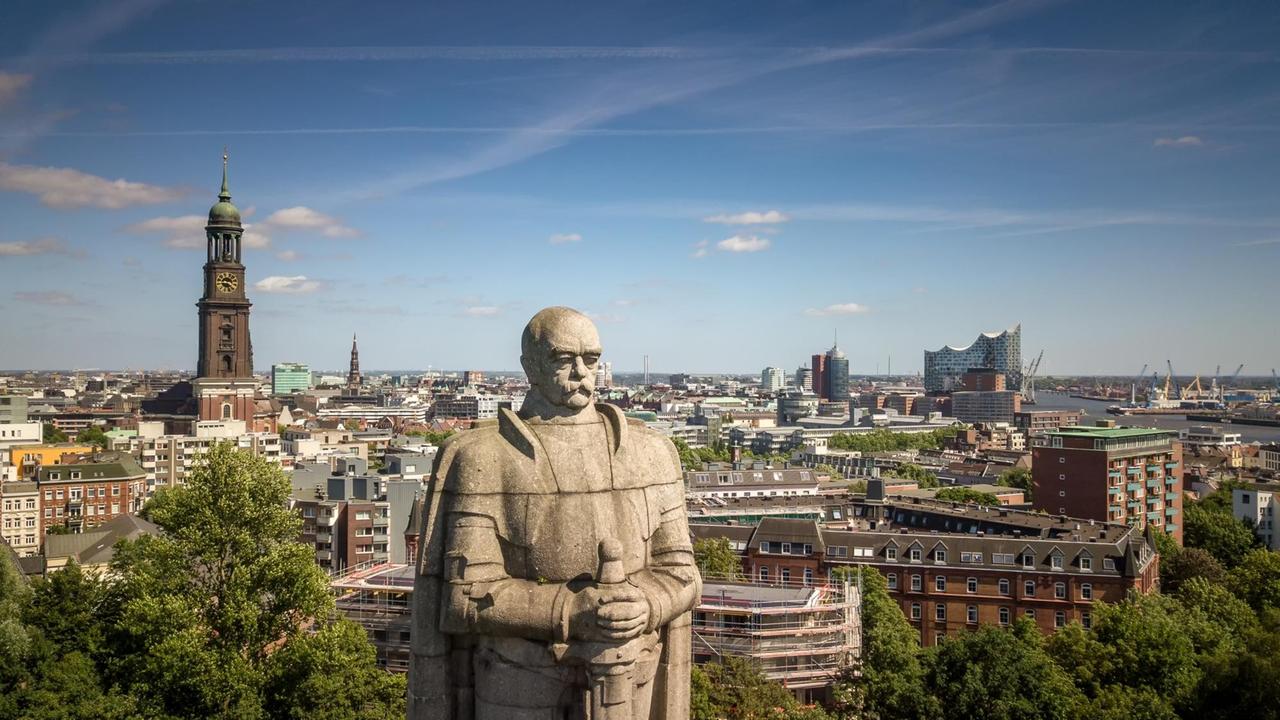 Luftaufnahme eines riesigen Bismarck-Denkmals in Hamburg mit Elbphilharmonie und Kirche im Hintergrund. Luftaufnahme eines riesigen Bismarck-Denkmals in Hamburg mit Elbphilharmonie und Kirche im Hintergrund.