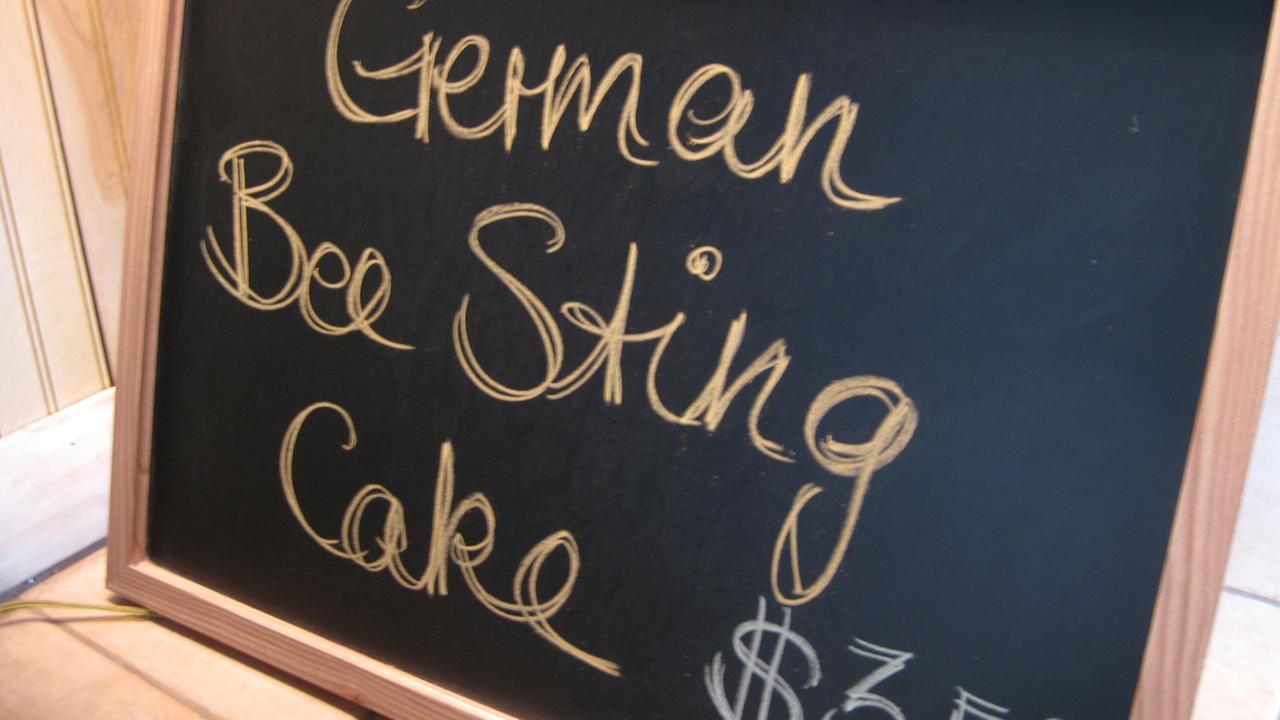 German Bee Sting Cake für 3,50 Dollar das Stück, gesehen im Restaurant Schulte & Herr in Portland, Maine German Bee Sting Cake für 3,50 Dollar das Stück, gesehen im Restaurant Schulte & Herr in Portland, Maine