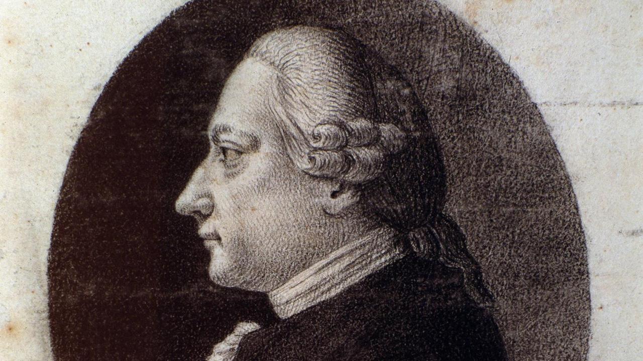 Seitliches Profil eines Mannes mit Perücke und markanter Nase, freundlich lächelnd. Seitliches Profil eines Mannes mit Perücke und markanter Nase, freundlich lächelnd.