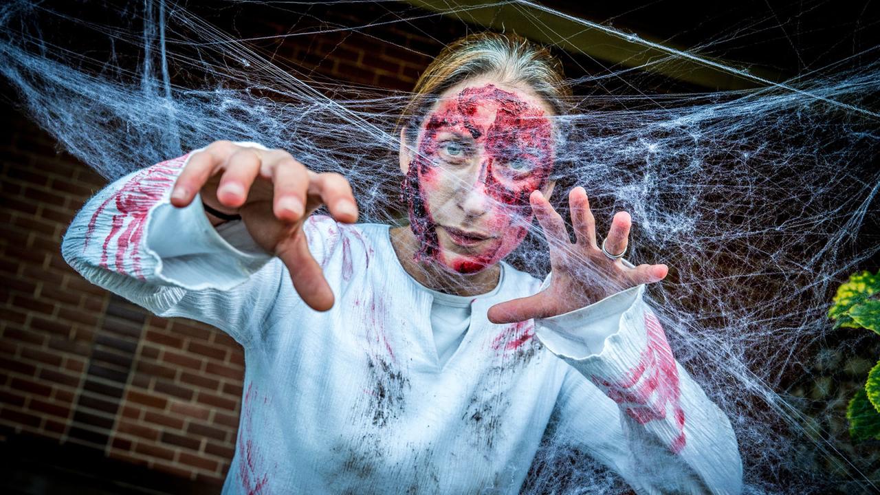 Zombie-Angriff einer Zoomitarbeiterin bei "Halloween im Zoo" in Stuttgart am 31.10.2016 Zombie-Angriff einer Zoomitarbeiterin bei "Halloween im Zoo" in Stuttgart am 31.10.2016