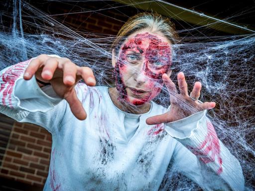 Zombie-Angriff einer Zoomitarbeiterin bei "Halloween im Zoo" in Stuttgart am 31.10.2016