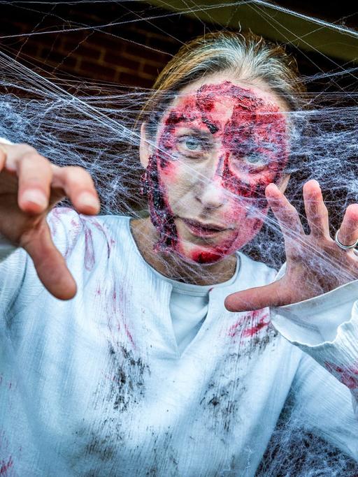 Zombie-Angriff einer Zoomitarbeiterin bei "Halloween im Zoo" in Stuttgart am 31.10.2016