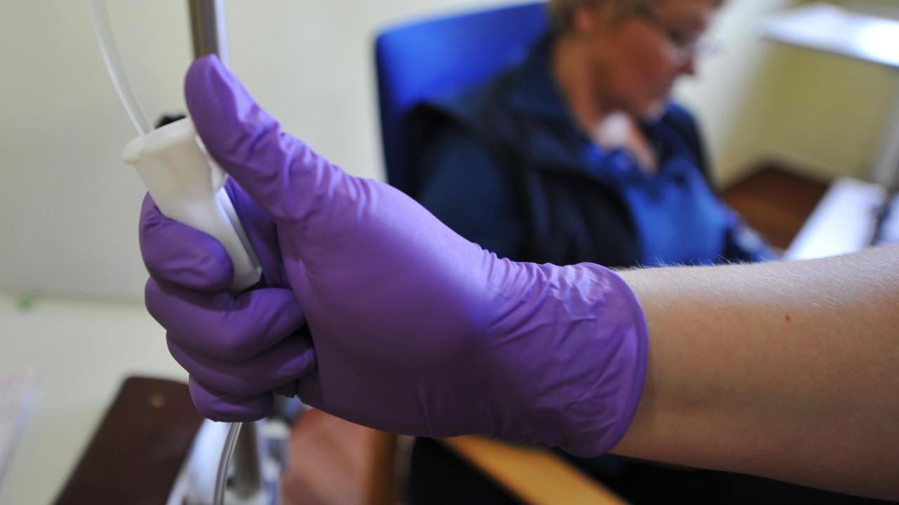Eine Patientin bekommt eine Infusion. Eine Patientin bekommt eine Infusion.